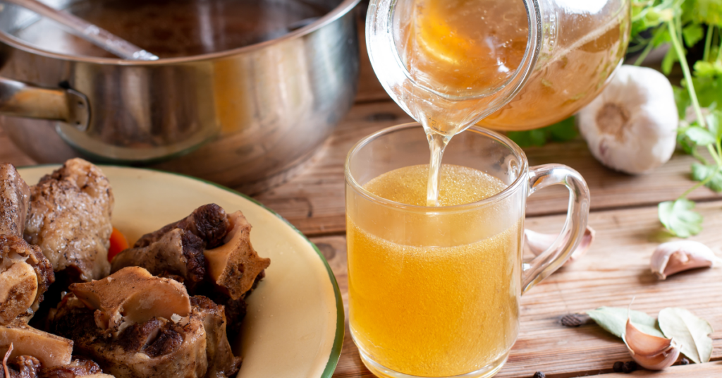 Vorteile von Knochenbrühe: Was das Trinken von Bone Broth bringt [2024]